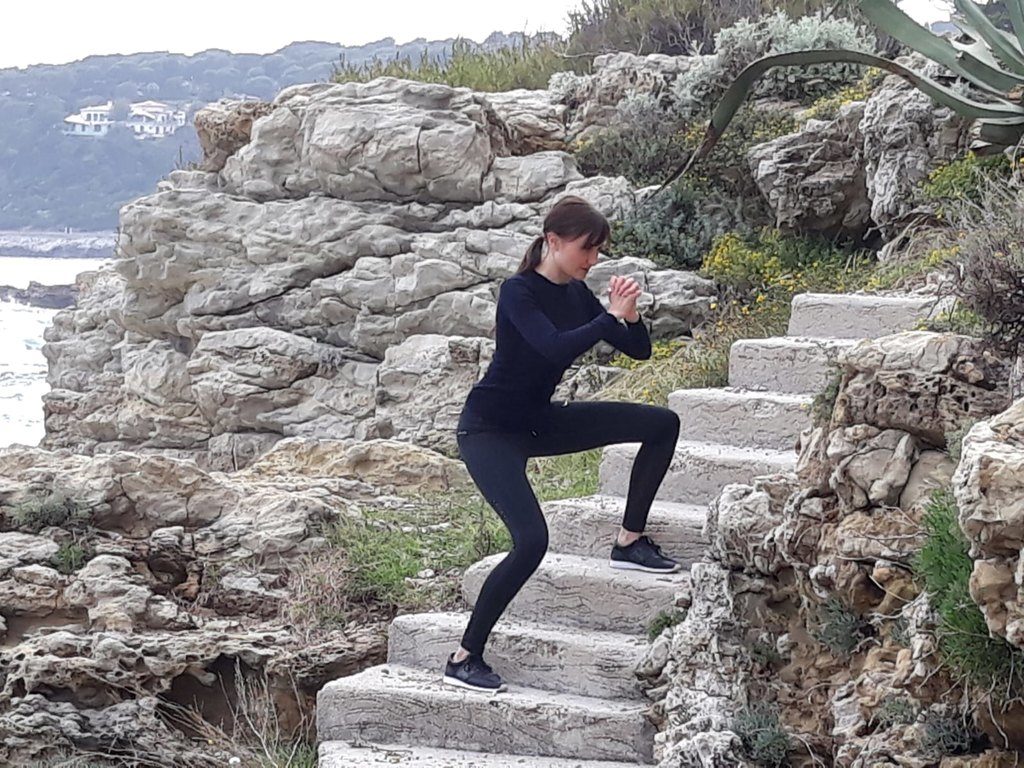 Trening na schodach Przysiady boczne na schodach