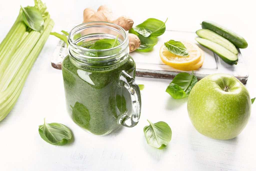Zielony koktajl z zielonych warzyw z jabłkiem, selerem naciowym, szpinakiem