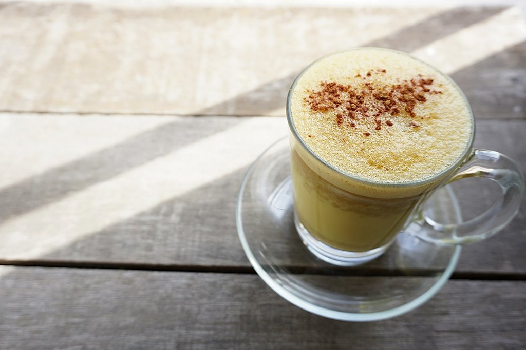 Jak wzmocnić kawę? - kurkuma latte