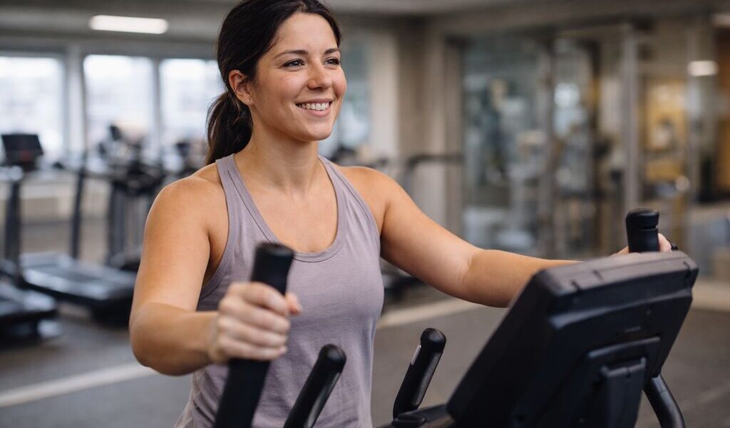 Kobeta trenuje na orbitreku do cwiczen na silowni