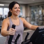 Kobeta trenuje na orbitreku do cwiczen na silowni