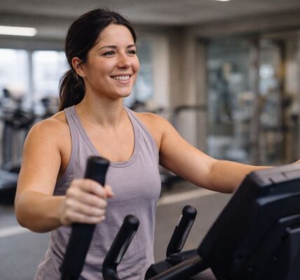 Kobeta trenuje na orbitreku do cwiczen na silowni