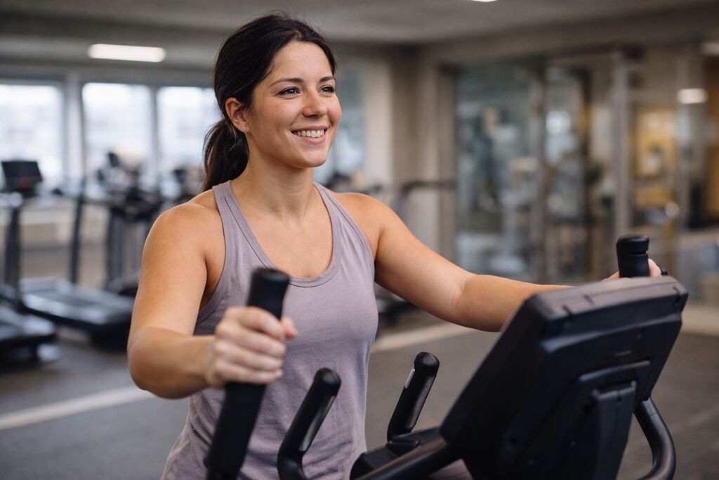 Kobeta trenuje na orbitreku do cwiczen na silowni