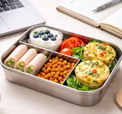 Przekąski proteinowe do pracy w lunchbox: muffiny jajeczne, ciecierzyca, skyr, roladki z indyka