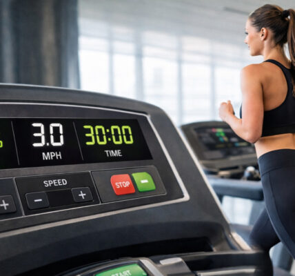 Trening 12-3-30 tj. kobieta biega na bieżni, nachylenie bieżni 12%, tempo 3 MPH, czas 30 min